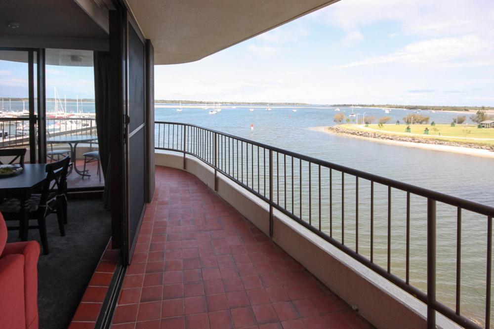 Broadwater Shores Waterfront Apartments Голд-Кост Экстерьер фото
