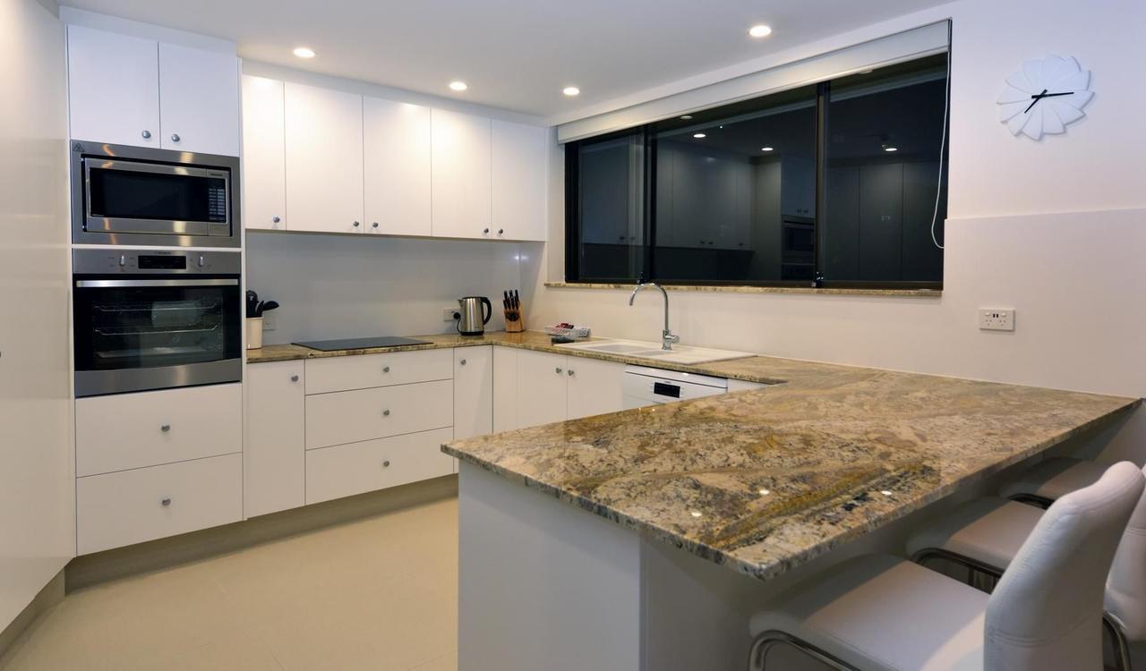 Broadwater Shores Waterfront Apartments Голд-Кост Экстерьер фото